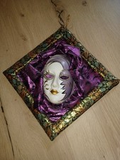 Gerahmte venezianische Wandmaske – 22×22 cm – 80er Deko, Stoffrahmen, Vintage