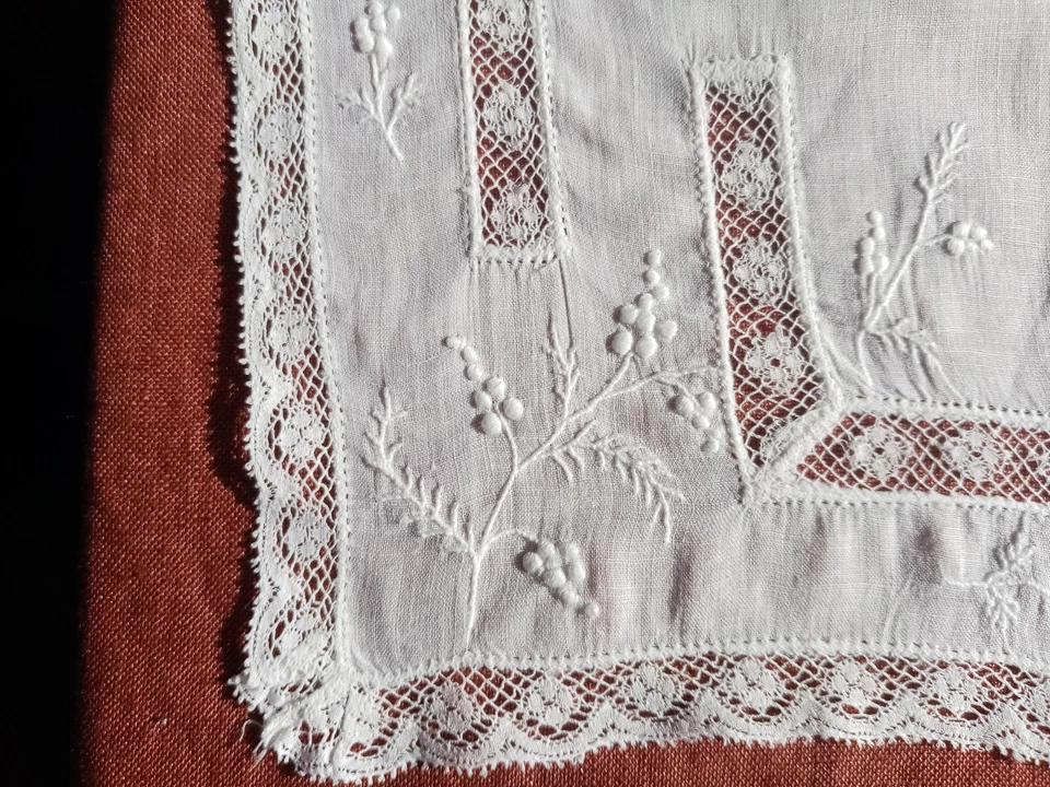ancien mouchoir en linon brodé et dentelle de tulle, chiffré R M - Photo 4/4