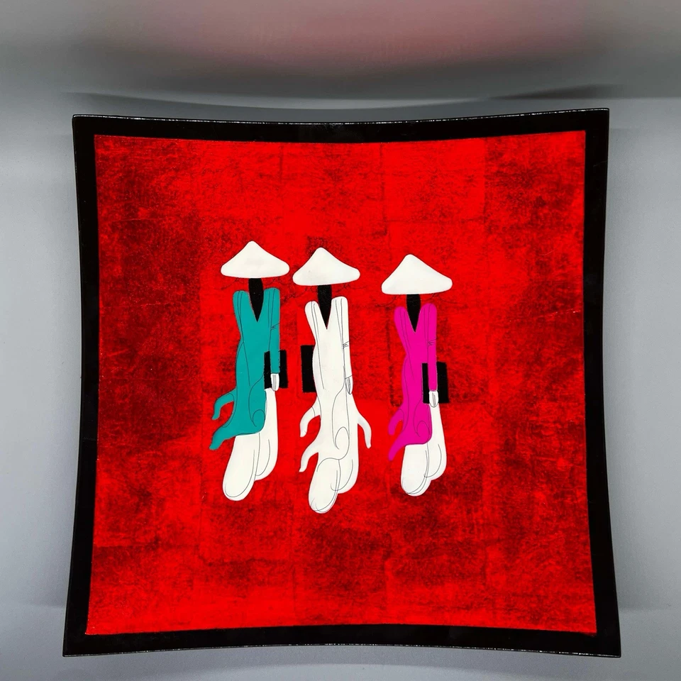 VIETNAMITA Juego De 2 PLATOS DECORATIVOS CURVOS LACADOS ROJOS 3 MUJERES CON LIBROS USADOS EN EXCELENTE ESTADO Foto 3 de 4