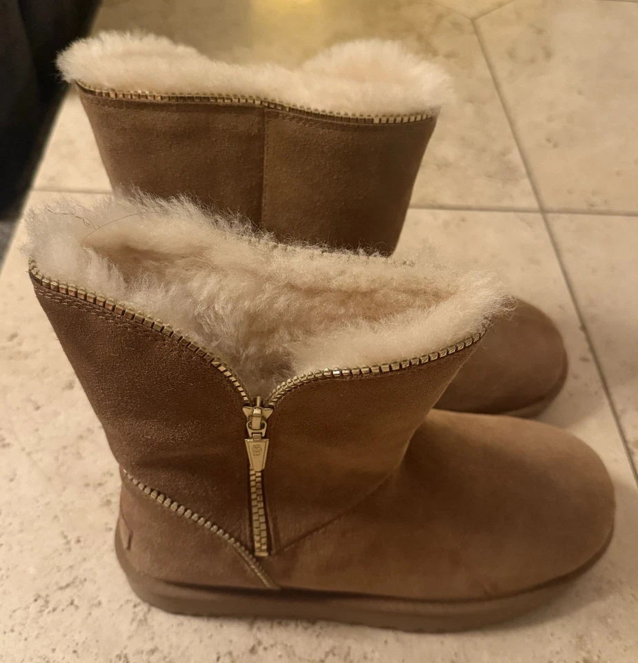 Botas de pele de carneiro UGG (9) CLASSIC SHORT FLORENCE camurça castanha zíper dourado. - Imagem 2 de 4