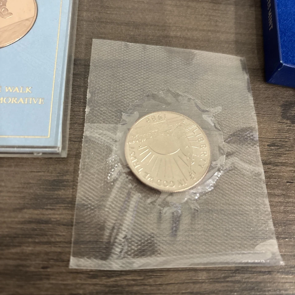 1986  (2) Statue Liberty Half Dollar Mint Coin Box & COA Franklin Space Coin LOT - Image 4 of 4