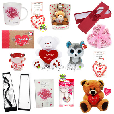 VALENTINSTAGSGESCHENKE Kerze Schlüsselanhänger Bär Tasse Geschenk Rose Box Plakette Teddy 