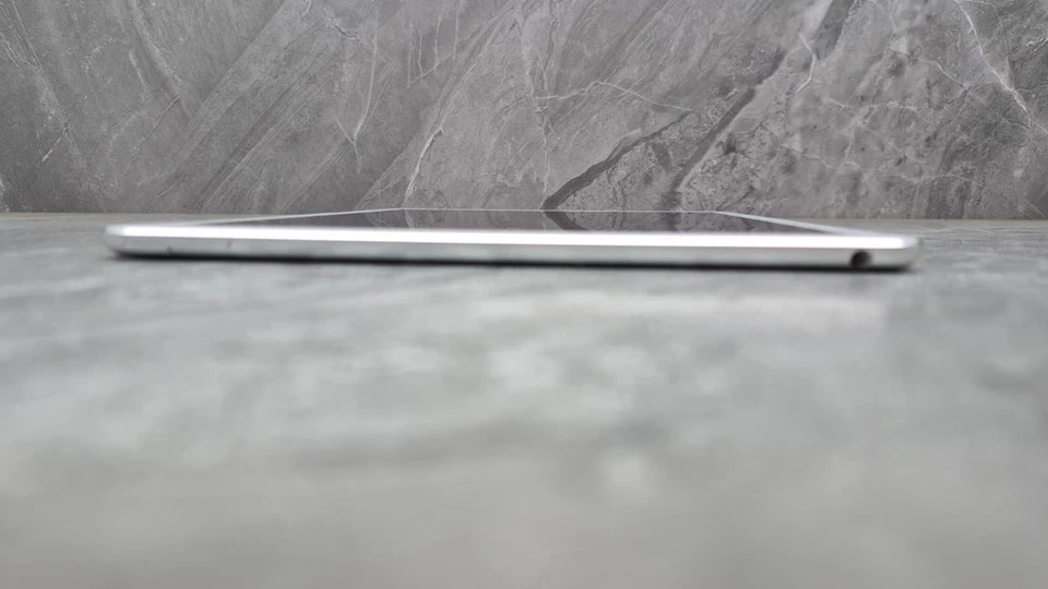 Apple A1566 iPad Air 2 silver 16GB Good condition - Image 4 of 4