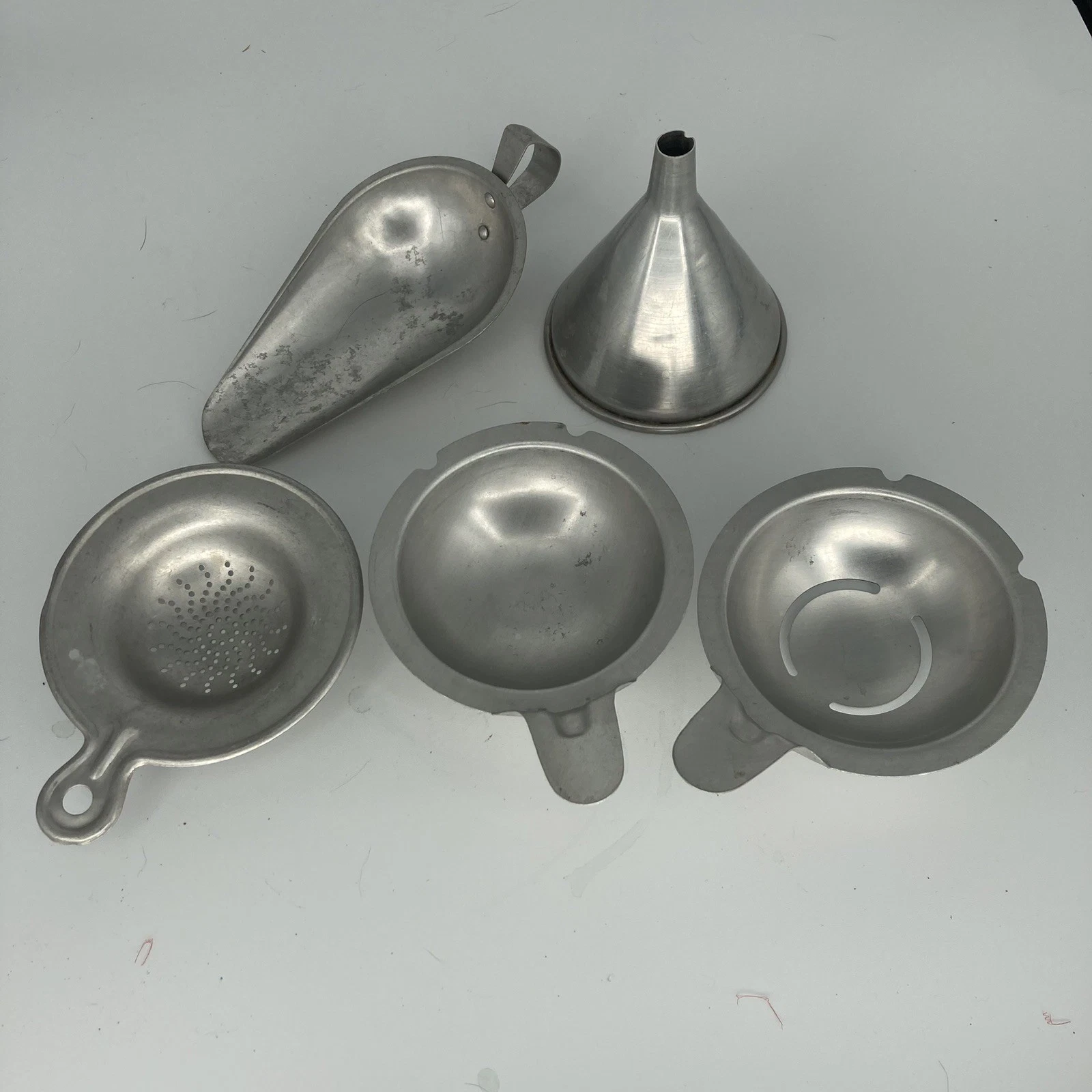 5 Vintage Aluminum Kitchen Lot - Flour Scoop, Egg Separator, Strainer, Funnel
Opens in a new window