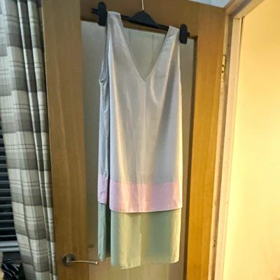 Vestido recto de seda/algodón en bloques de colores COS cuello en V sin mangas talla M azul rosa verde - Imagen 1 de 4