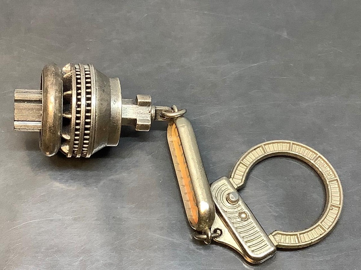 Vintage Promo Keyring TORONTO CN TOWER Keychain TOUR Ancien Vintage Promo Keyring TORONTO CN TOWER Keychain TOUR Ancien