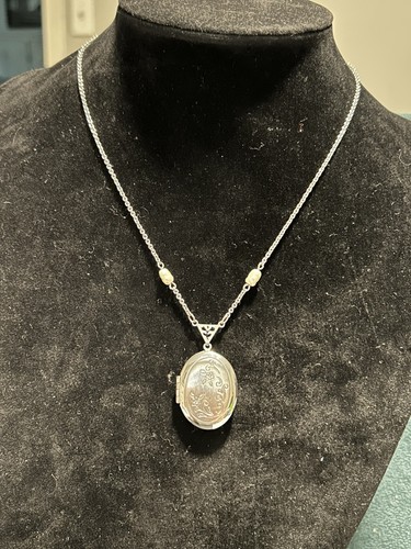 Medallón vintage AVON plateado con detalles de perlas sintéticas - Imagen 3 de 7