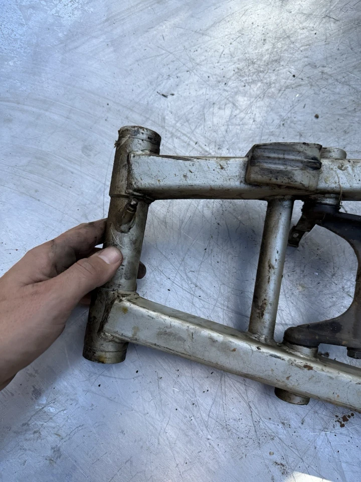 Brazo basculante de acero Yamaha SRX250 SRX 250 basculante marco de acoplamiento nudillo OEM genuino Foto 2 de 4