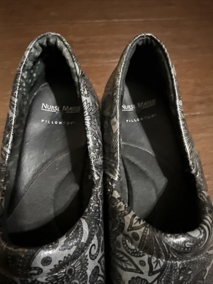 Zuecos de cachemira negros antideslizantes superiores de almohada para mujer Nurse Mates talla 11 M Foto 2 de 4
