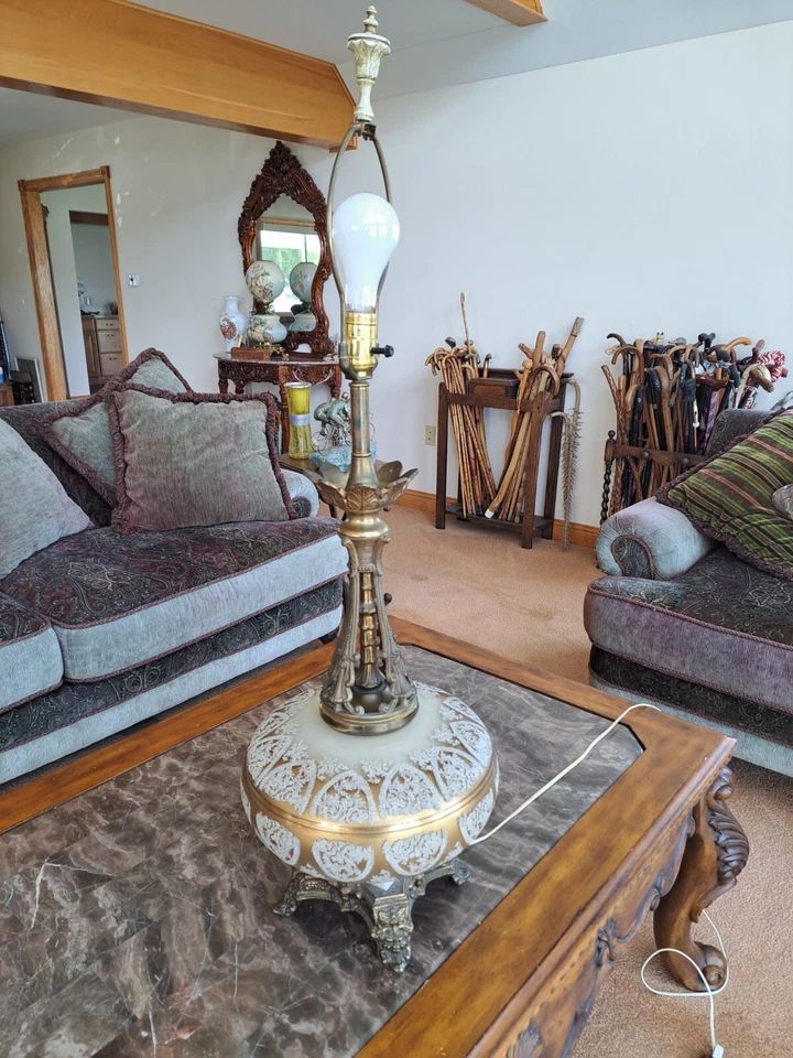 Lámpara de mesa vintage de latón de encaje de ganchillo color bronce dorado con base y vástago ornamentados Foto 2 de 4