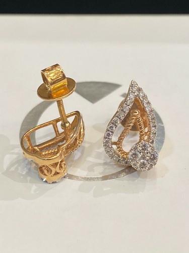 Pave 0.74 Cts Round Brilliant Cut Diamonds Stud Earrings In 750 Stamped 18K Gold - Picture 8 of 11
