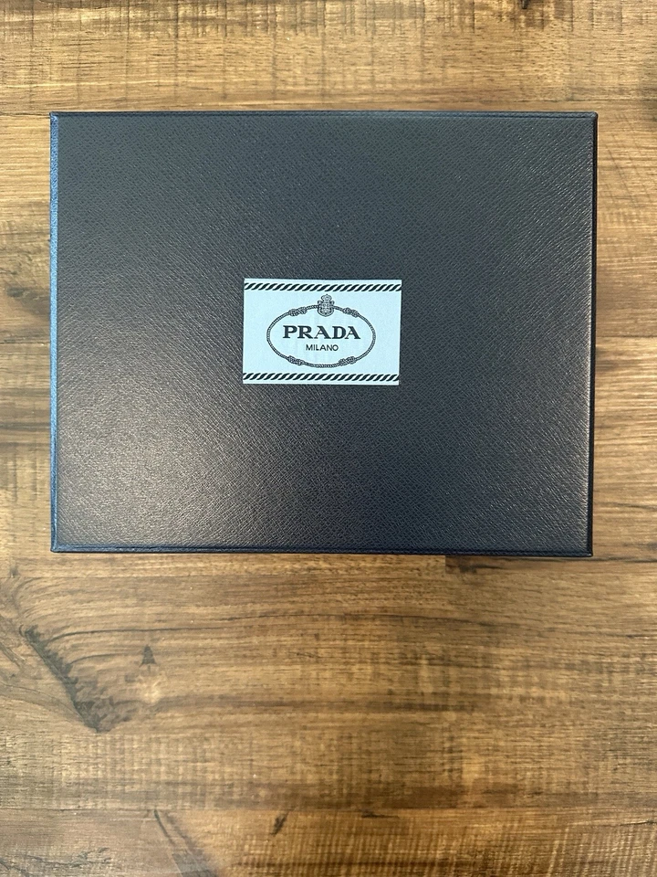 Auténtica caja de regalo Prada negra VACÍA con sobre Prada, 10” X 10”x 2 1/4” nueva Foto 2 de 4