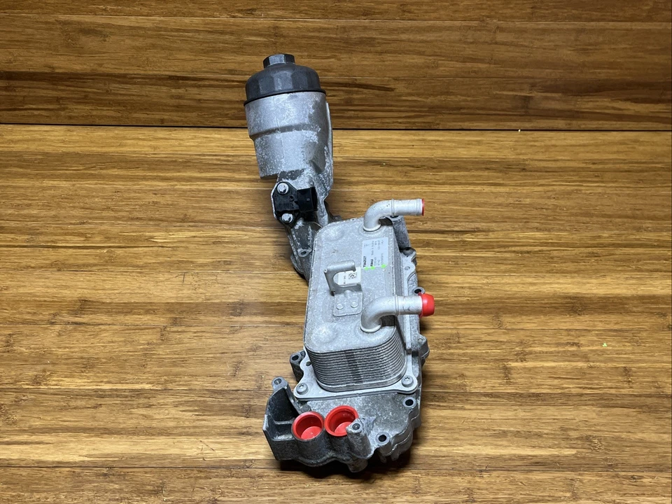 Carcasa de filtro de enfriador de aceite Porsche 911 Carrera 2017-2019 3,0 L 37 k 9A210701001 OEM Foto 3 de 4