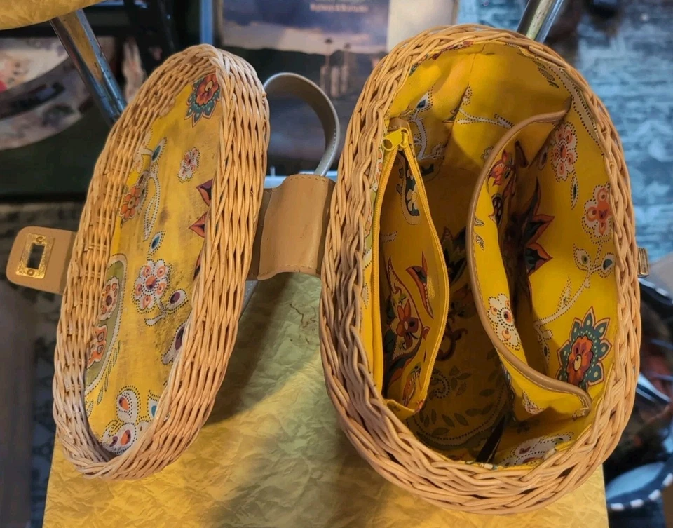 Cartera canasta de ratán vintage Etienne Aigner ~ bolso beige con ribete dorado y bloqueo giratorio Foto 3 de 4