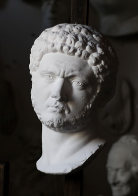 Großer junger römischer Kaiser Hadrian Gipsguss, handgefertigte klassische Skulptur