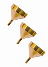 3 embudos de metal dorado muy pequeños con caño delgado para llenar botellas pequeñas