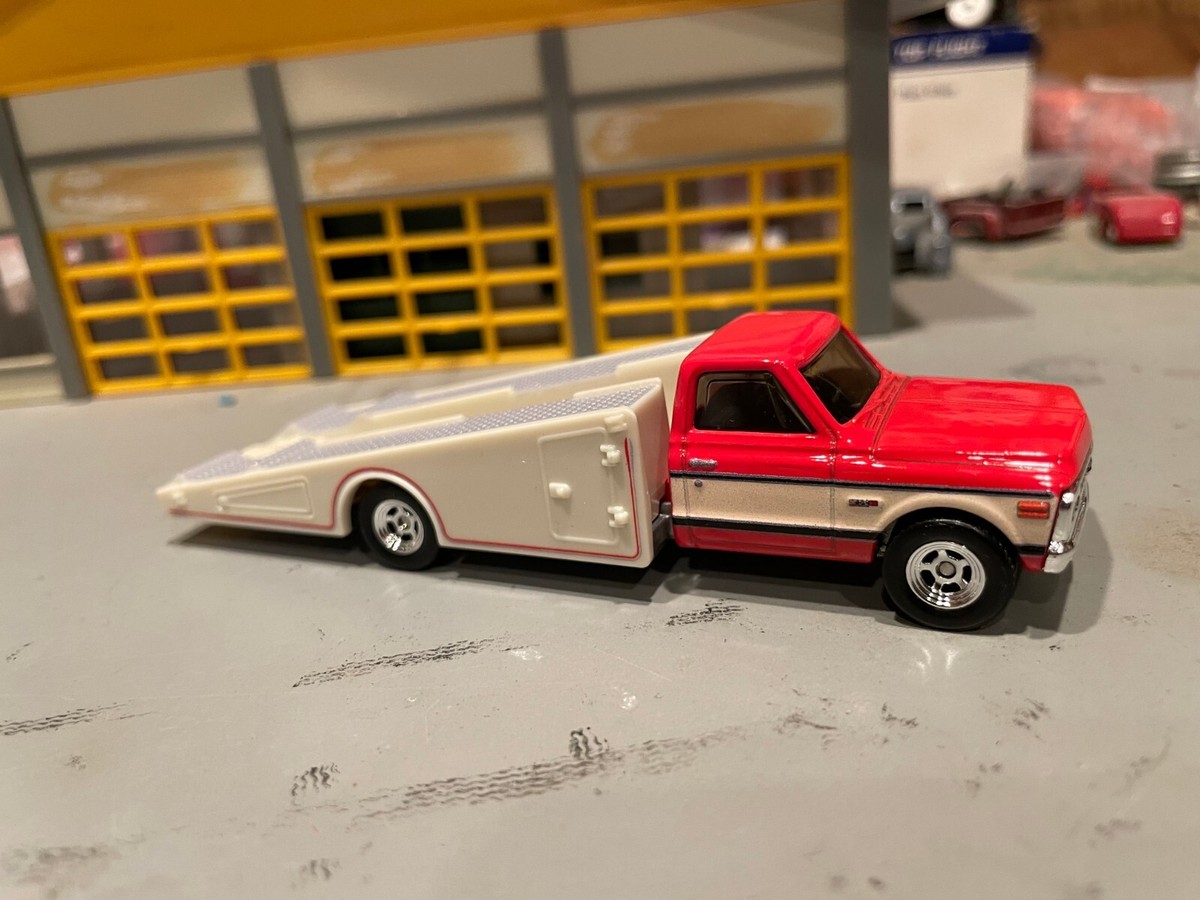 1/64 HOT WHEELS 72 CHEVY C30 RAMP TRUCK/RED-WHITE/350 V8