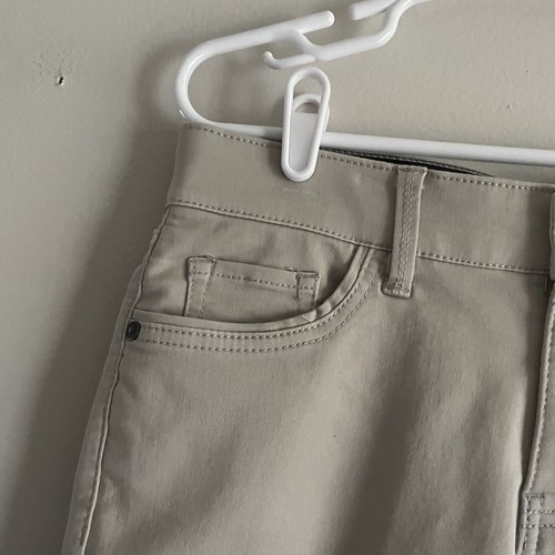 Liz Claiborne Women Petite SZ 8 Stonewall Tan Flexi Fit Bermuda Short NWT - Picture 2 of 9