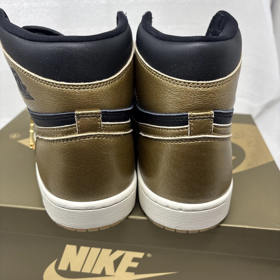 Nike Air Jordan 1 Retro Alto OG Negro Metálico Dorado Zapatos 10.5 Para hombres DZ5485-071 Foto 4 de 4