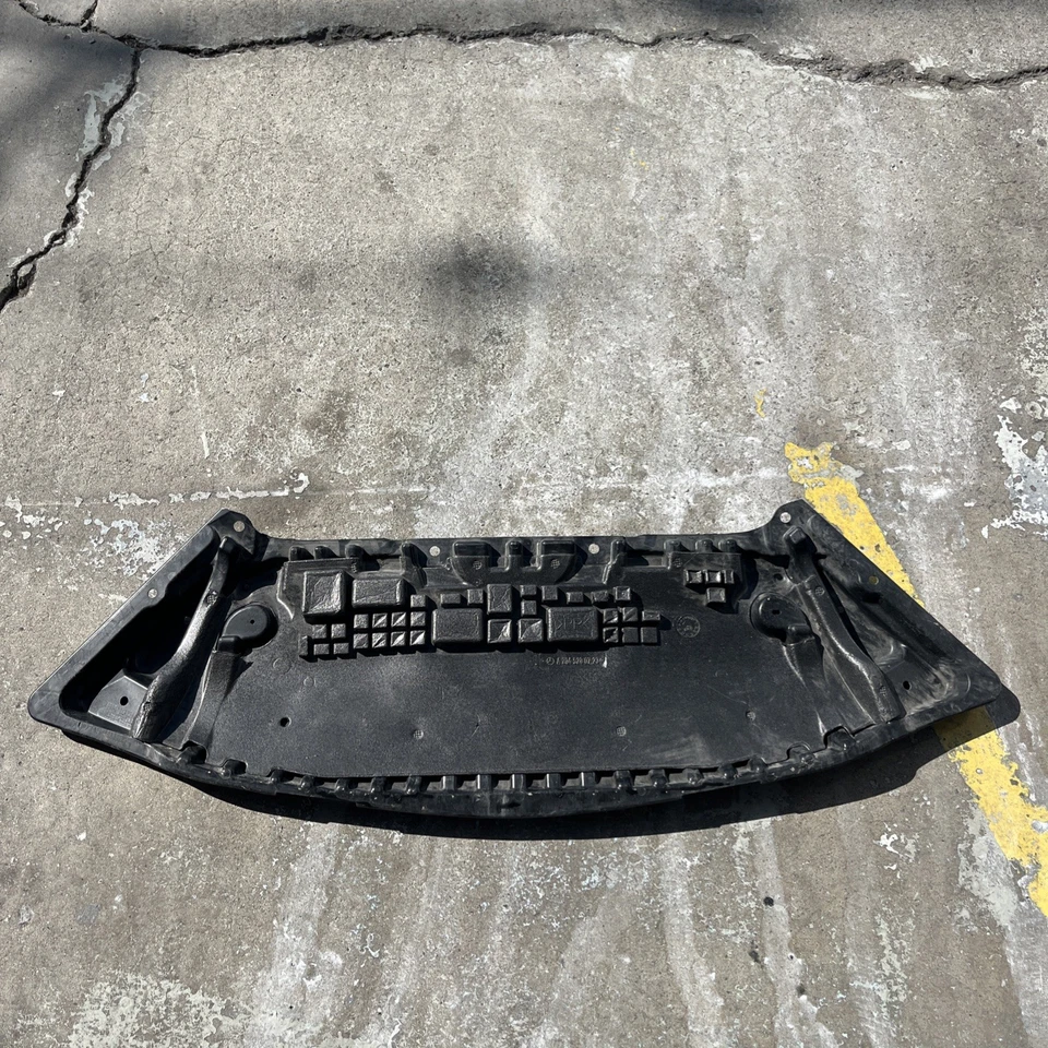 08-14 Protector contra salpicaduras inferior delantero motor Mercedes W204 C300 C350 C250 OEM Foto 2 de 4