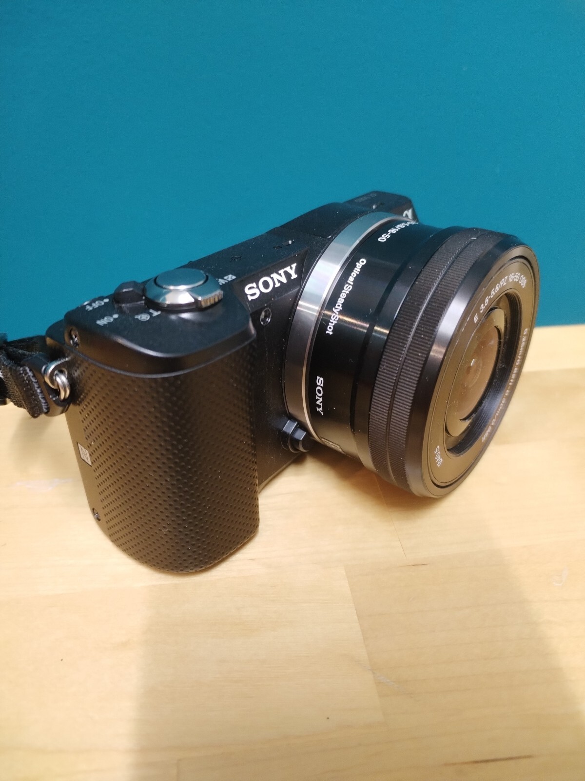 Sony Alpha A5000 20.1MP Compact Camera (Kit w/ 1650mm Lens) excellent