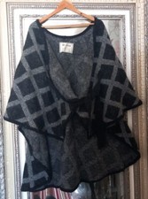 Geysir Iceland Ladies Black Grey Check Print 100% Icelandic Wool Cape Size Zero