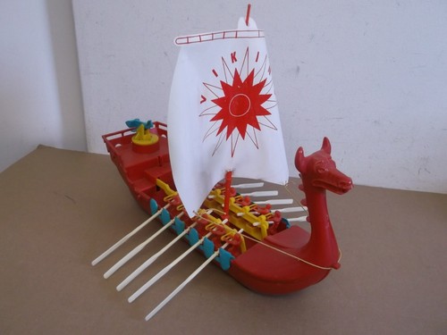 VINTAGE RENWAL RED PLASTIC VIKING SAILING OAR ROWING POWERED DRAGON SHIP 245 - Picture 3 of 19