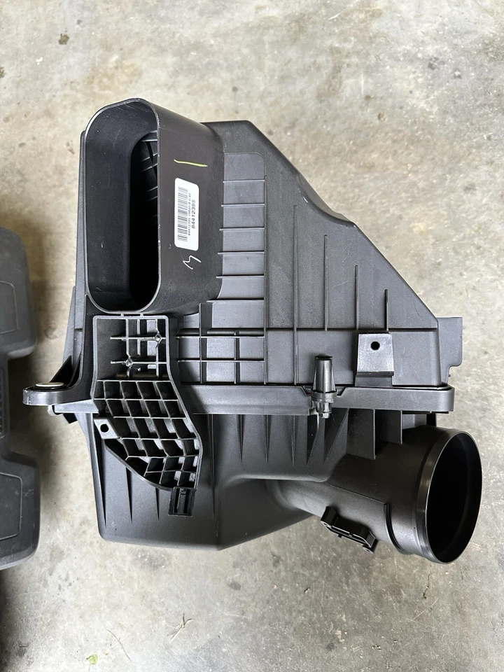 2019+ OEM Chevrolet Silverado 1500 5.3l Air Cleaner 84412395 and 84493960 - Image 4 of 4