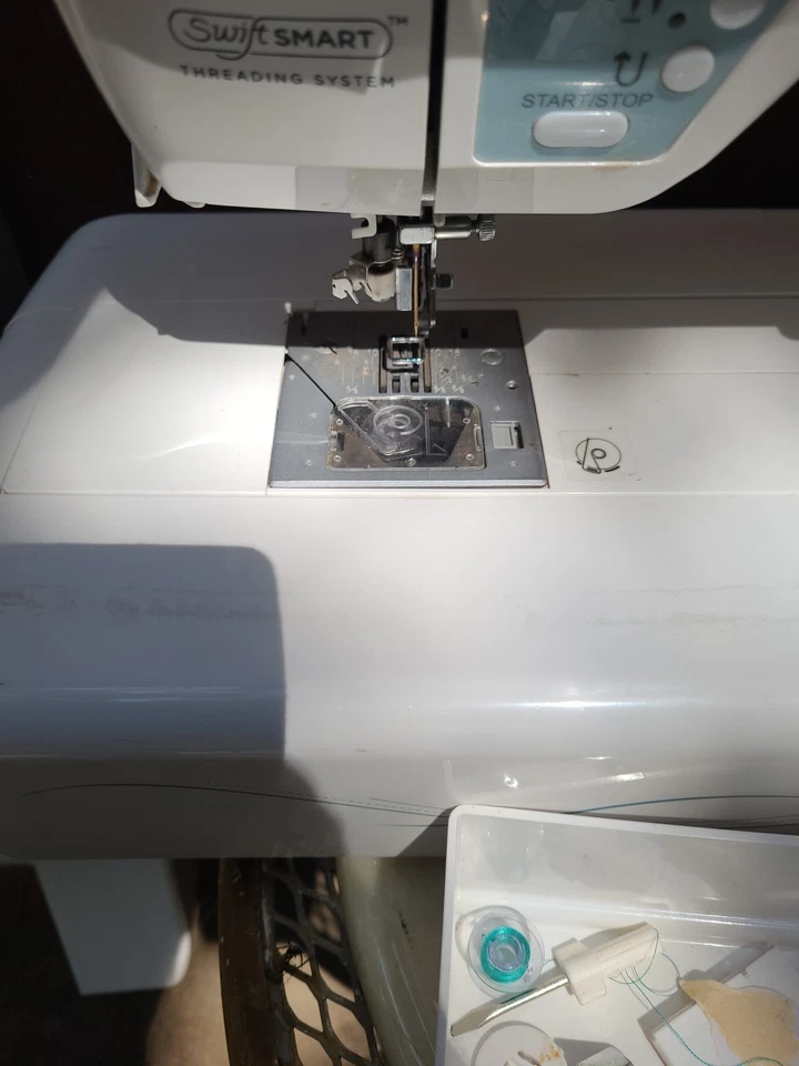 singer futura xl-400 Sewing Machine Embroidery. XL400 Read Description As Is - Image 4 of 4
