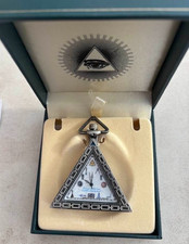 FREIMAURER BRANDNEU VERPACKT DREIECKIGE UHR UND KETTE.
