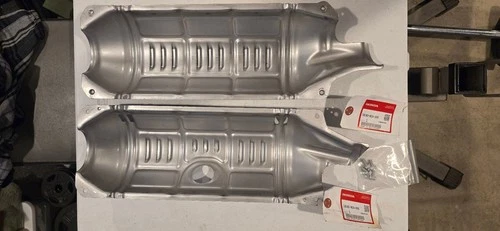 2007-2009 Honda CR-V exhaust heat sheilds 18181-RZA-000  18182-RZA-000 