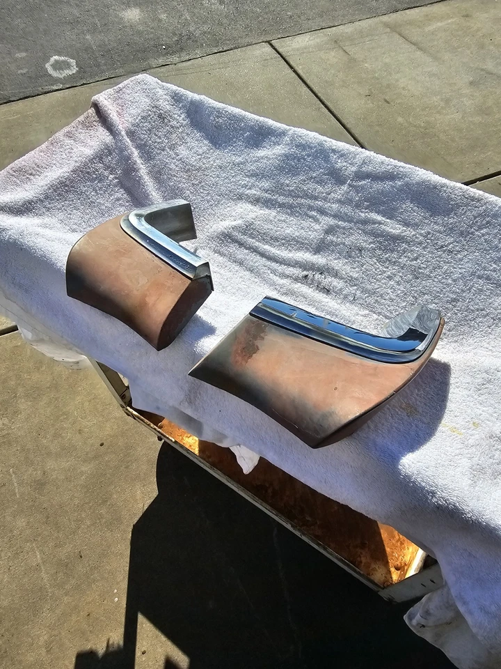 Buick Lesabre Wildcat 1965 diestro cuarto trasero extensiones GM OEM par de extensiones Foto 3 de 4