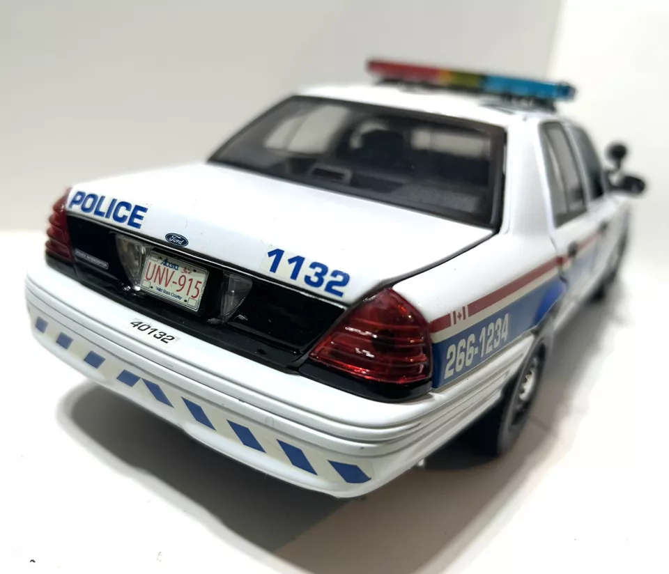 1/18 SCALE CUSTOM CALGARY CANADA POLICE DIECAST FORD  W WORKING LIGHTS - Image 4 of 4