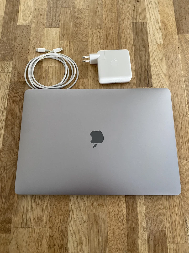 Apple MacBook Pro 15" 2016 · i7 · 16GB · 500GB, photo 1 sur 5