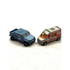 Lote de camión blindado Matchbox Jurassic World InGen y ambulancia Renault Master 2017
