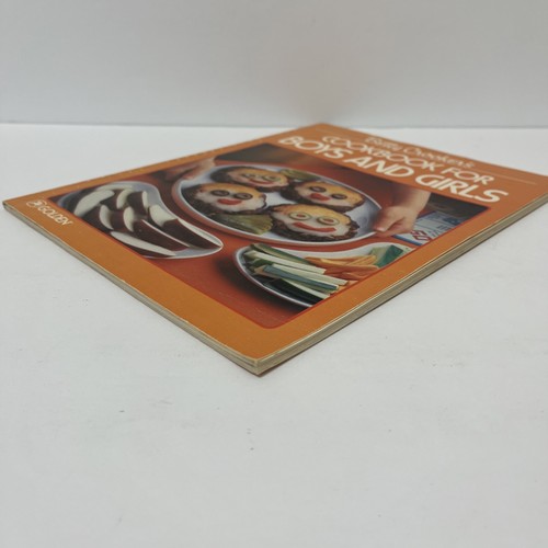 Vintage Betty Crocker's Cookbook for Boys and Girls Golden Press 1985 - Picture 4 of 10