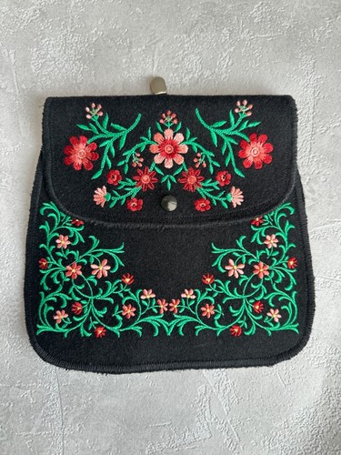 Borsa Scandinavian Folk Bunad - Portamonete ricamata a mano 8x8" in feltro di lana - Foto 16 di 29