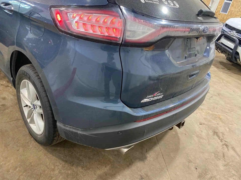 Used Rear Bumper Assembly Rear fits: 2016 Ford Edge SEL park assist w/tow packag Foto 3 de 4