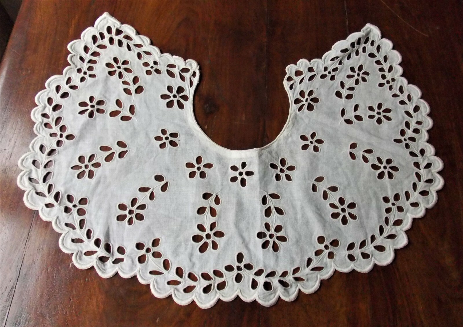 Chemin De Table Ovale Blanc – Broderie Richelieu Main – 40x130 Cm