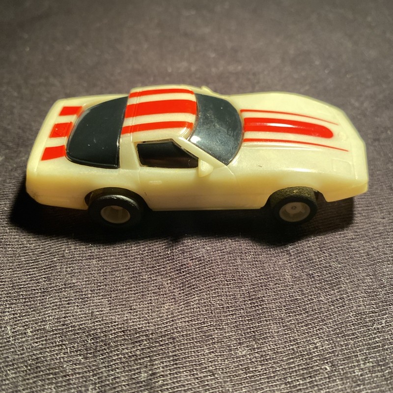 Tyco Electric HO Scale Slot Car. Chevrolet Corvette, GLOWS IN THE DARK, FAST.