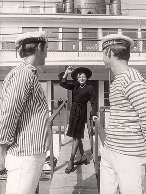 Judy Garland waved two young men after signing a contract Ant- Boston Old Photo