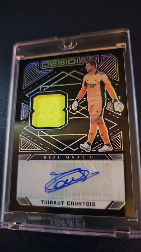Parche automático usado de fútbol Thibaut Courtois 2021-22 Panini Obsidian/32 Foto 3 de 4