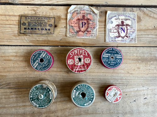 Lot De Vieux Matériel De Pêche Manufrance Saint-Étienne - Bobines, Pochettes D'hameçons