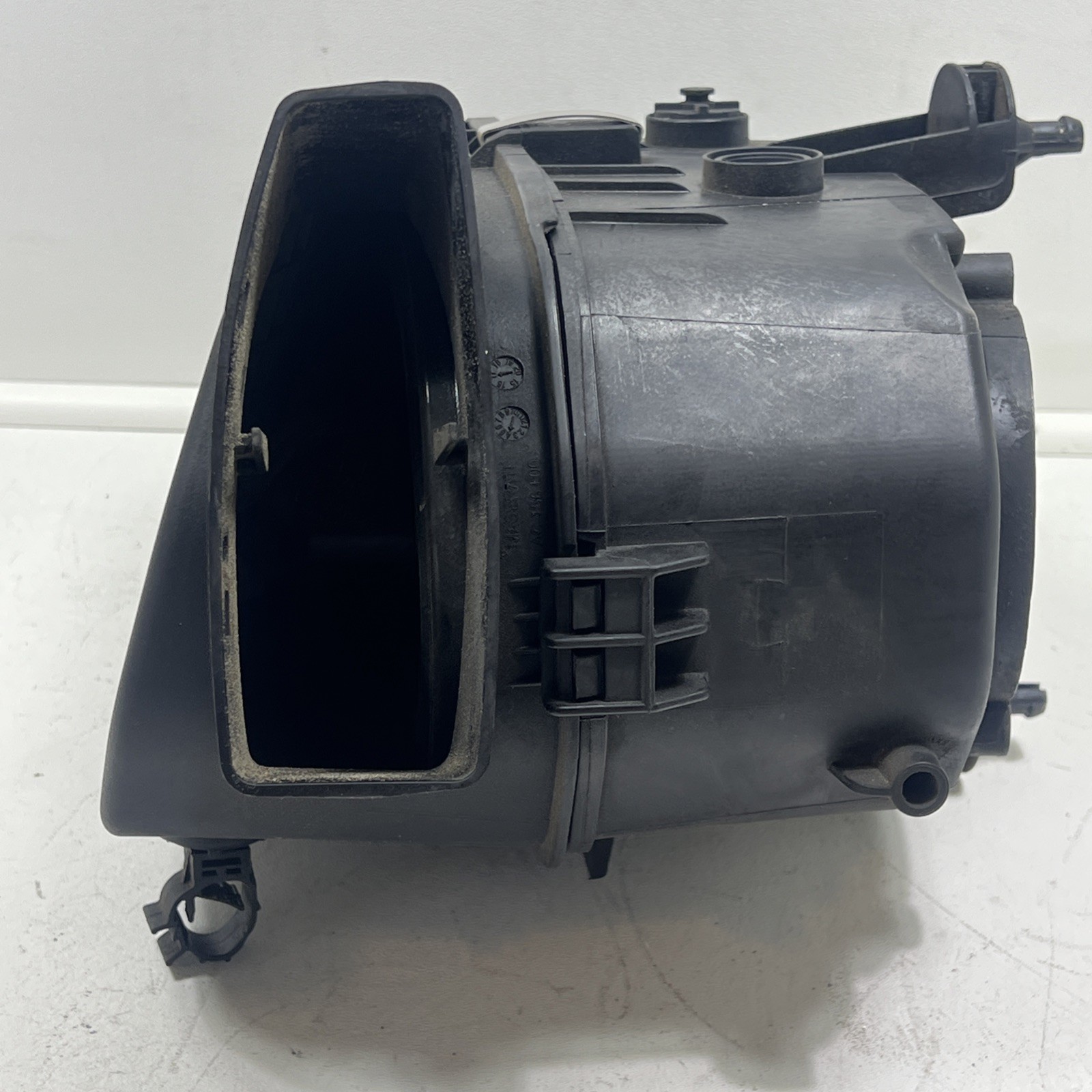 2017-2021 Maserati Levante 3.0L Left Air Cleaner Filter Housing 673007391