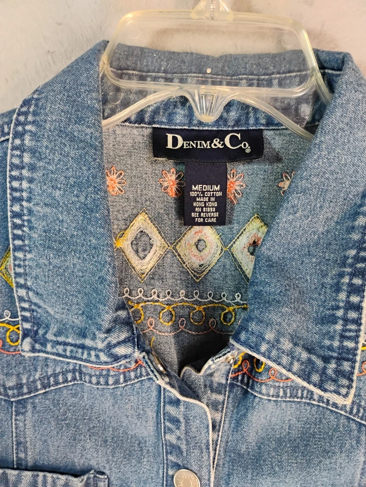 Top De Colección Denim Co Mujer Medio Azul Denim Bordado Boho A Presión Con Botones Foto 3 de 4