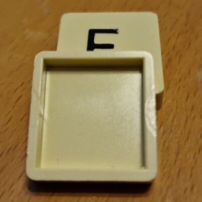 Scrabble Ersatzfliesen quadratische Rückseite schwarze Buchstaben Reisegröße Regale (60er 70er Jahre)