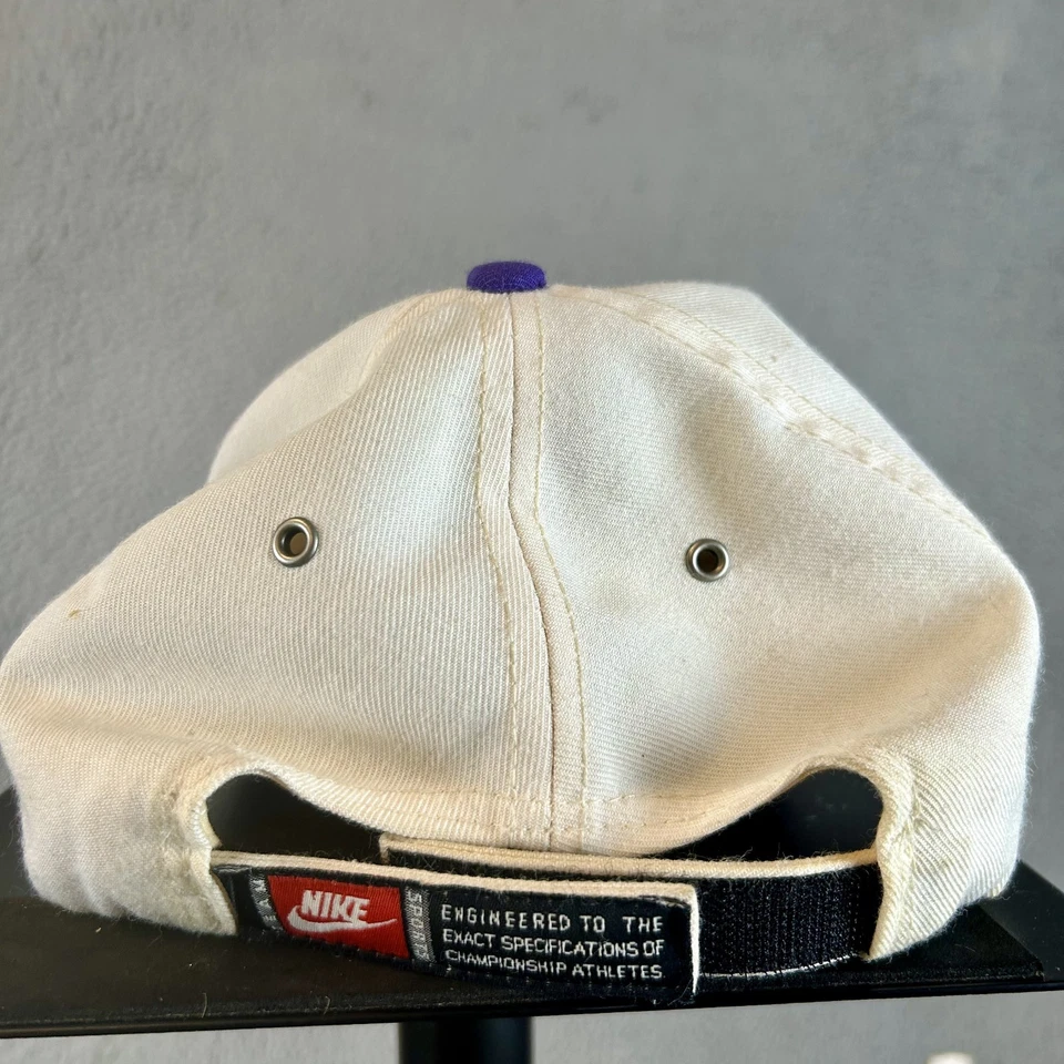 Gorra deportiva vintage Nike Los Angeles Lakers NBA Stapback Kobe Swoosh Y2K Foto 3 de 4