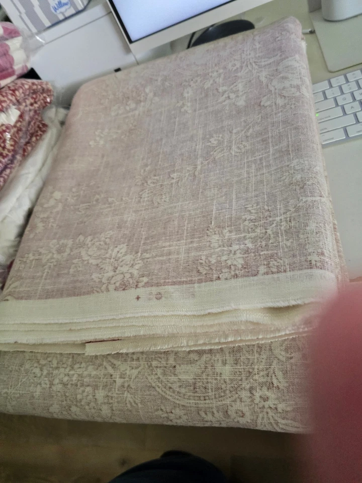 Tela campestre francesa y volantes antipolvo para cama king Foto 2 de 4