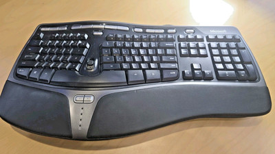 Microsoft Natural Ergonomic USB Keyboard 4000 v1.0 KU-0462 With Riser Accesory