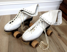 VINTAGE PAIR WHITE LEATHER HYDE ROLLER SKATES WOOD WHEELS CHICAGO WOMENS W/ KEY